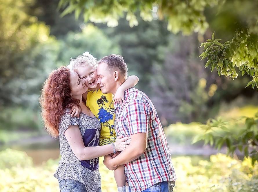 Family photo shoot in a sunny park, capturing joyful togetherness